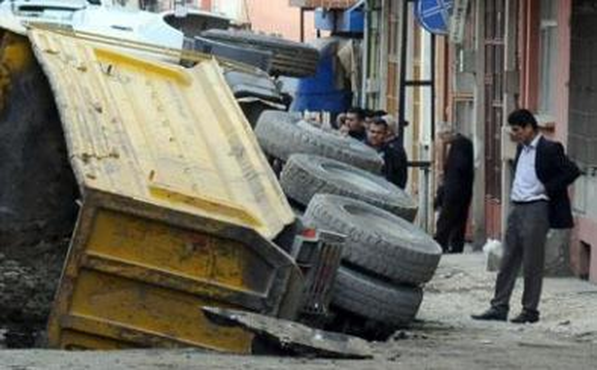 Çöken Yol Kamyonu Yuttu