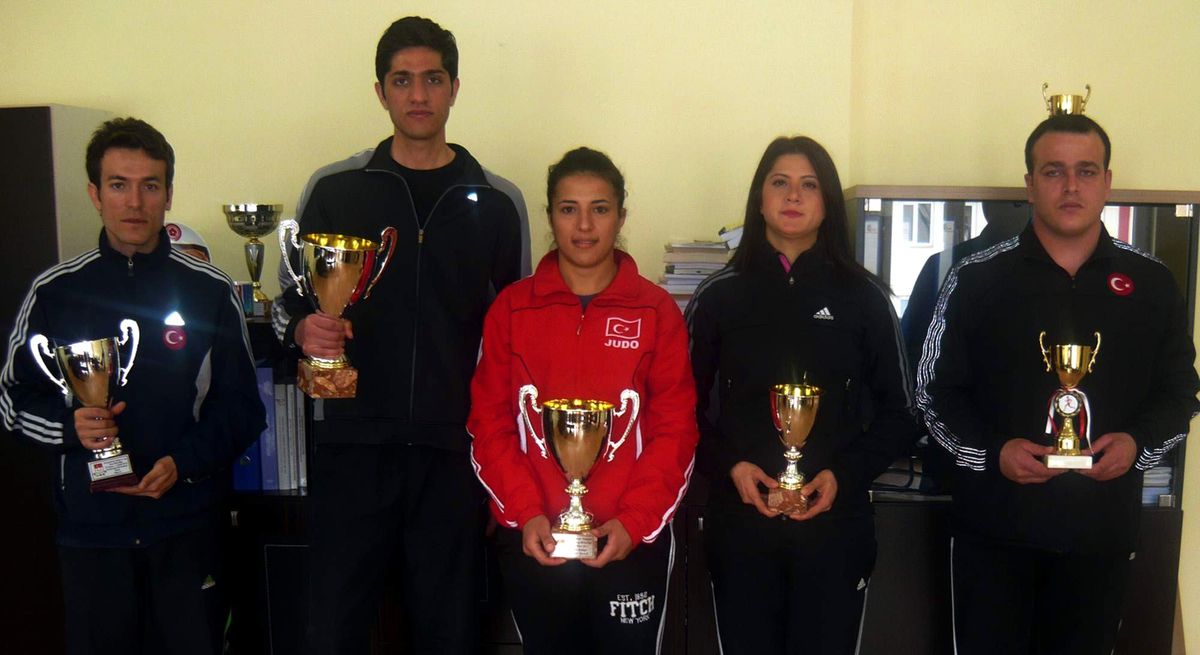 Cumhuriyet Üniversitesi\'nde Eğitim Gören Milli Sporcular Başarıdan Başarıya Koşuyor