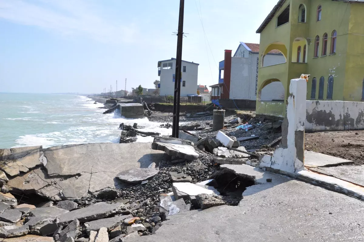 Dalgalar Çevre Duvarlarını Yıktı, Sıra Evlerde