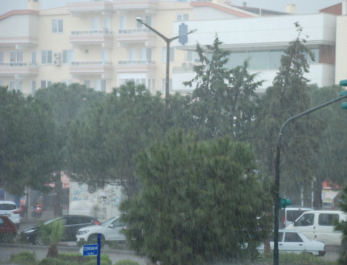 Didim\'de Yağış ve Fırtına Hayatı Olumsuz Etkiledi