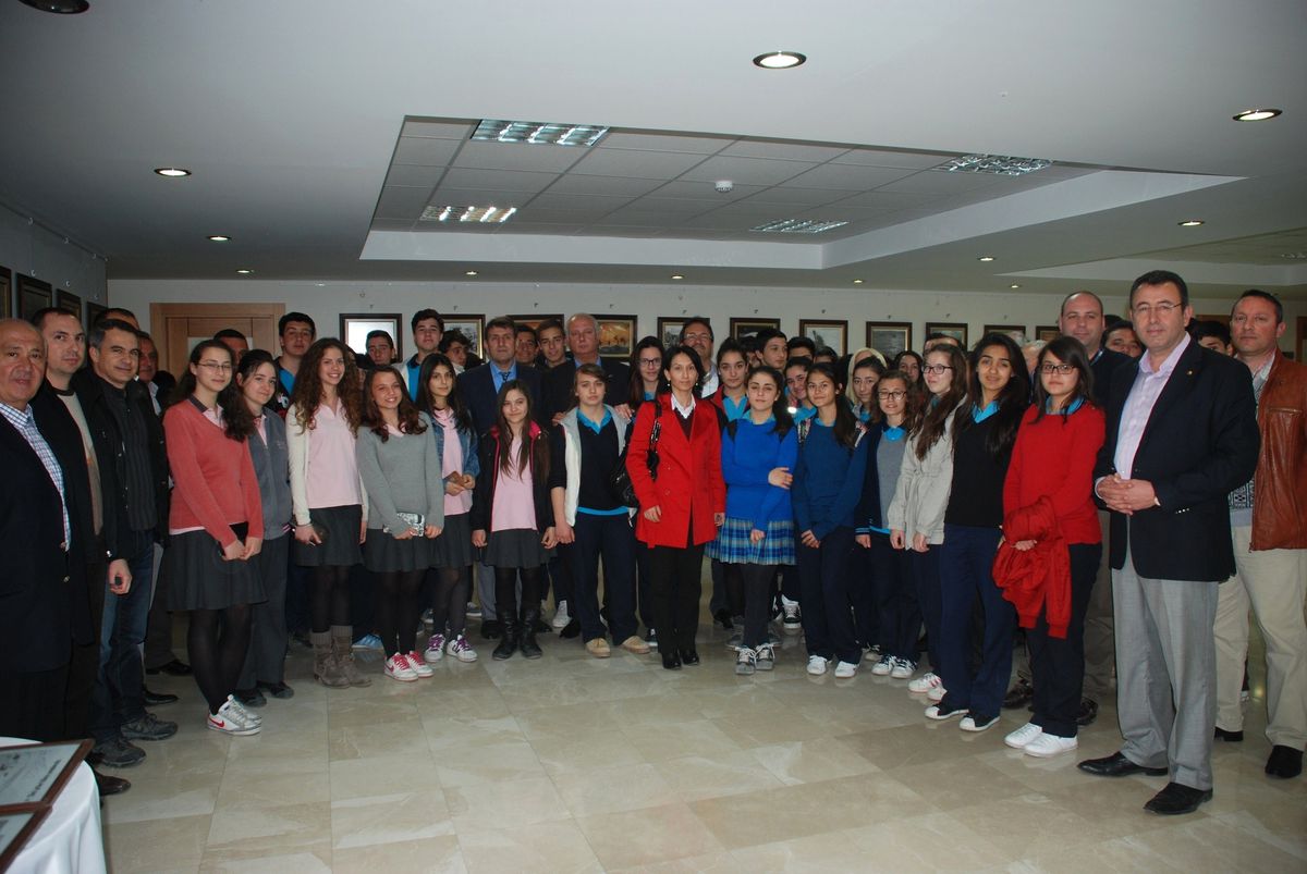 Dünden Bugüne Şehitlerimiz Sergisine Öğrenci İlgisi