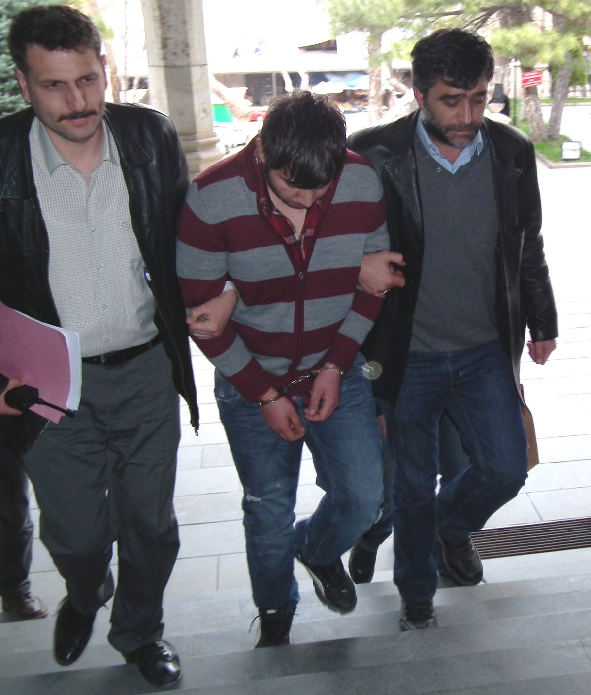 Ev Arkadaşını 13 Yerinden Bıçaklayarak Öldüren Zanlı Adliyeye Sevk Edildi