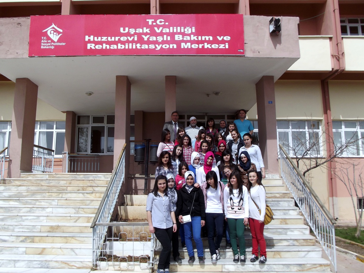 Meslek Lisesi Öğrencileri Huzurevini Ziyaret Etti