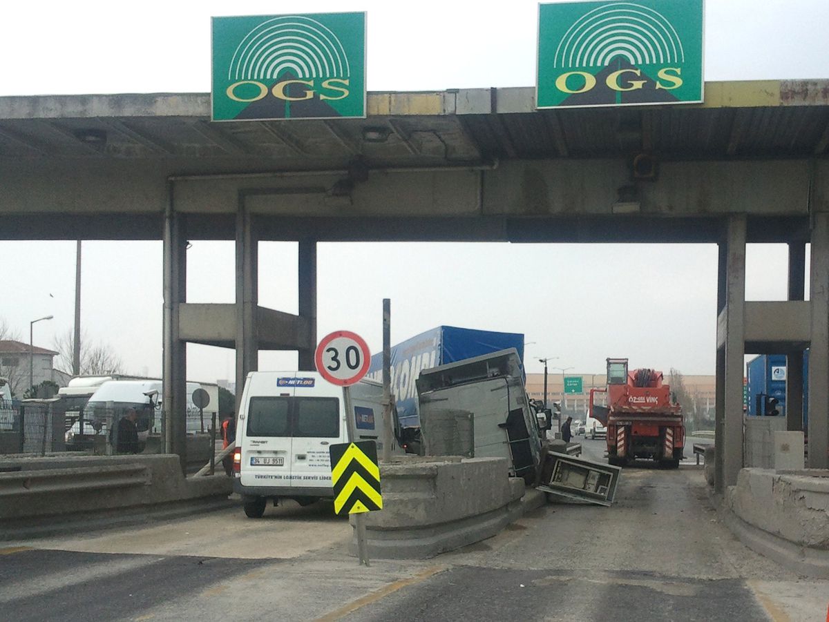 Gişelere Çarpan Tır Parçalandı