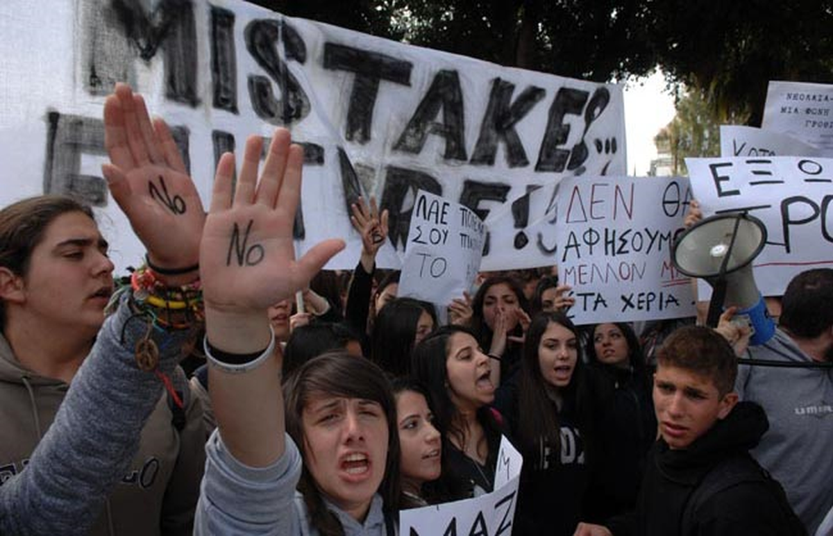 Güney Kıbrıs\'ta Öğrenciler Troyka ve Memerandumu Protesto Ediyor