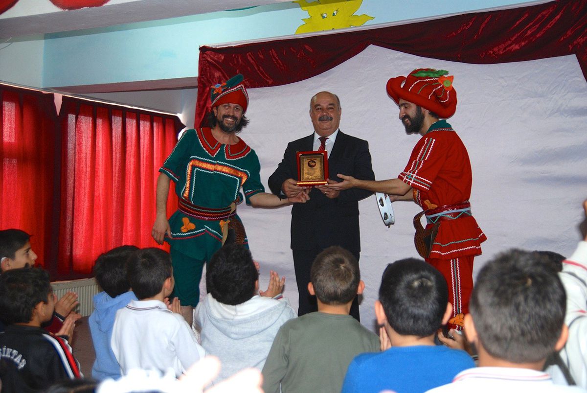 Hacivat ve Karagöz Didim\'de Öğrencilerle Buluştu