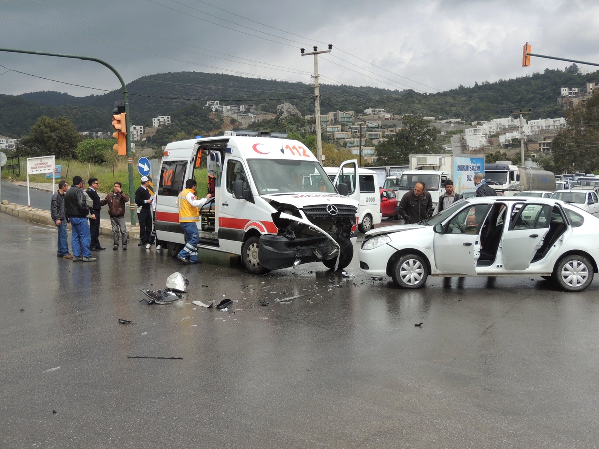 Hasta Taşıyan Ambulans Kaza Yaptı