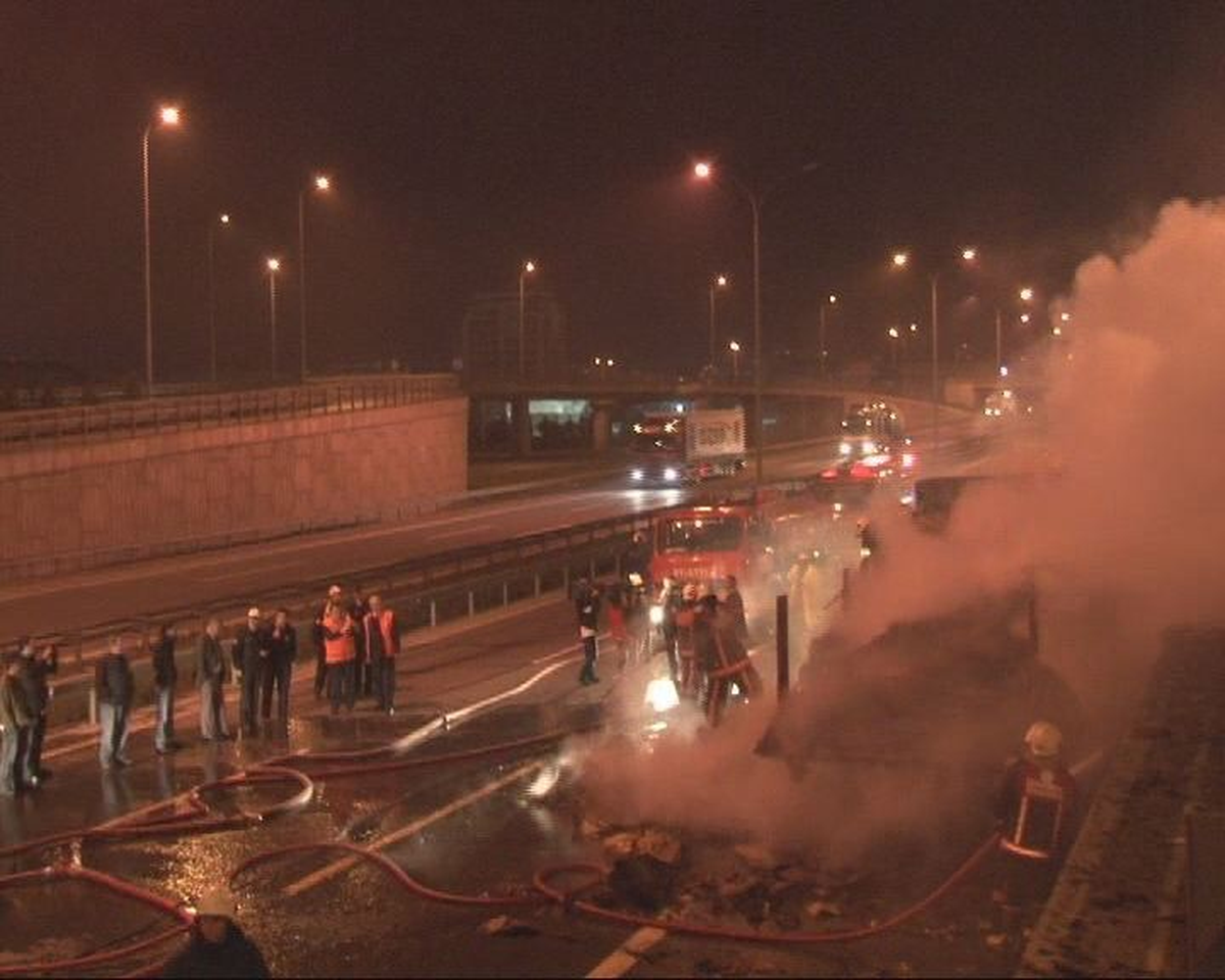 Kamyon Yangını Otoyol Trafiğini Felç Etti