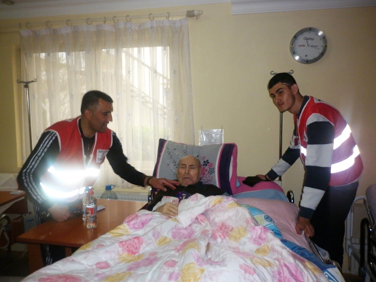 Kızılay Urla Şubesi Yaşlıları Ziyaret Etti
