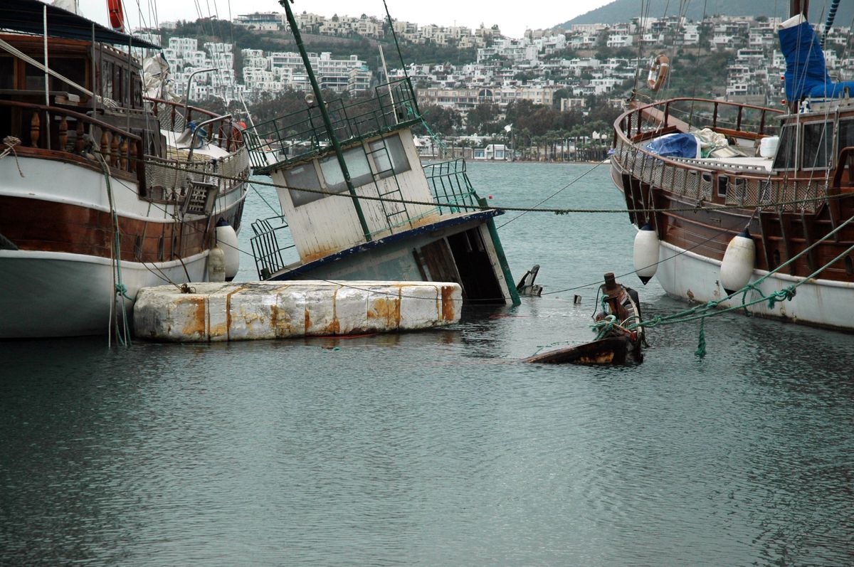 Lodos, Bodrum\'da Hayatı Felç Etti