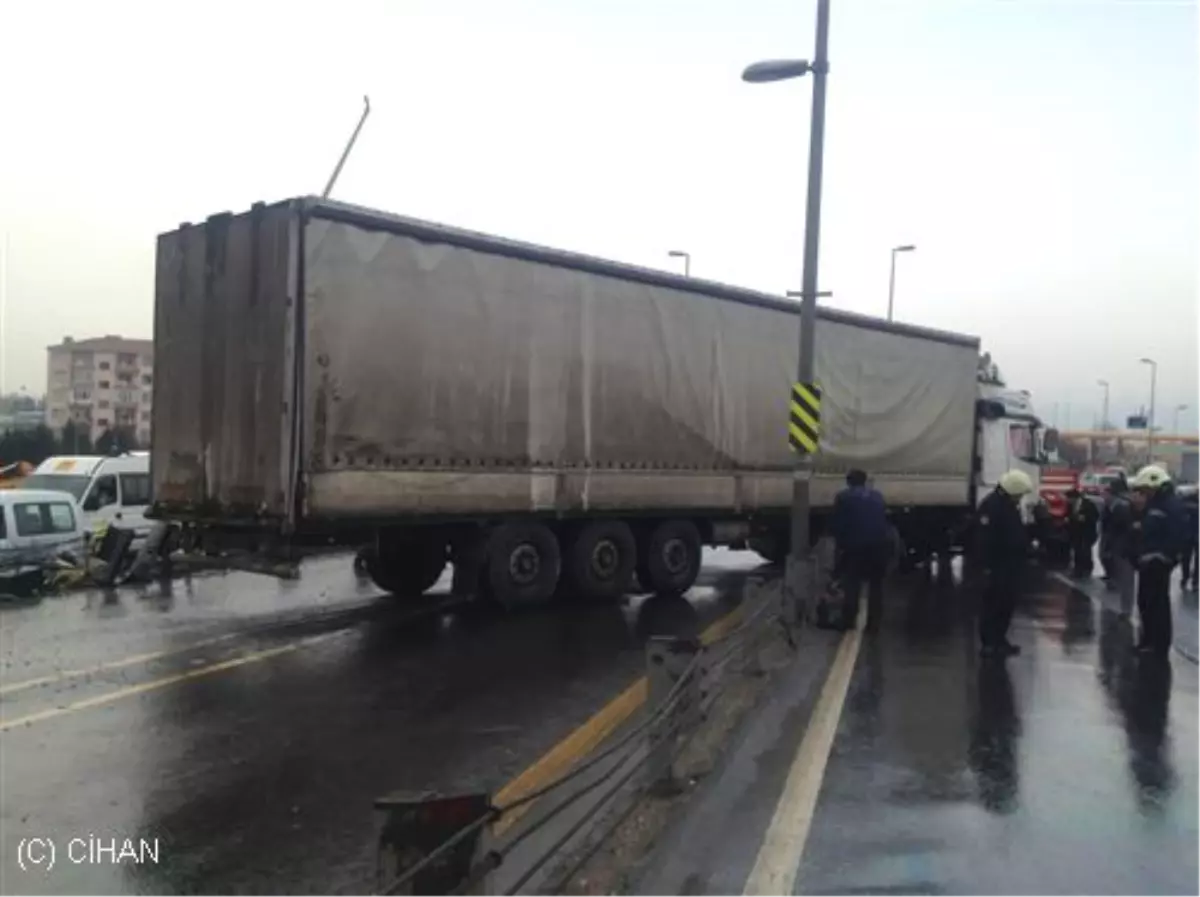 Metrobüs Yoluna Tır Girdi