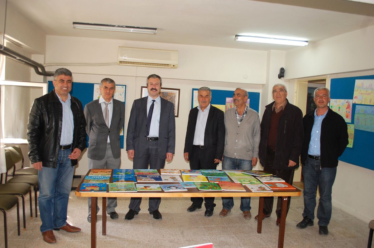 MHP İlçe Teşkilatı\'ndan Kütüphaneye Çocuk Kitabı