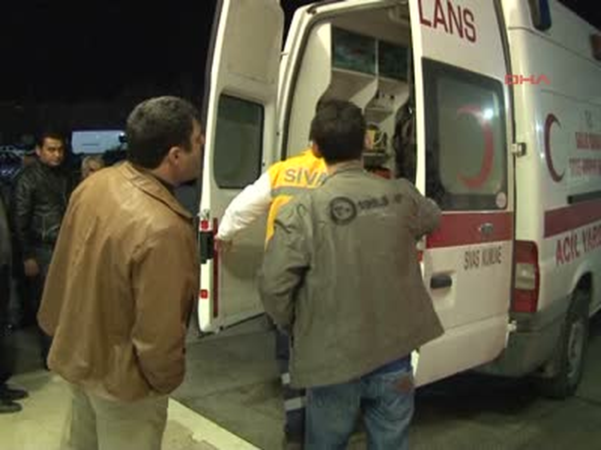 Öfkeli Koca Eşini ve 2 Kızını Bıçakladı