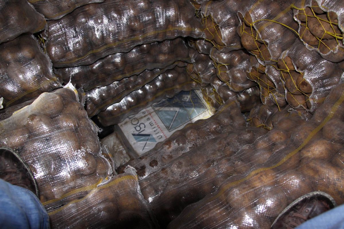Patates Çuvallarının Altından Kaçak Sigara Çıktı