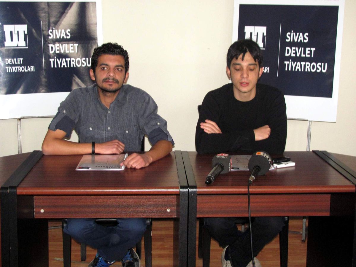 Sivas Devlet Tiyatrosu\'ndan Yeni Oyun " Sahte Gerçekler"