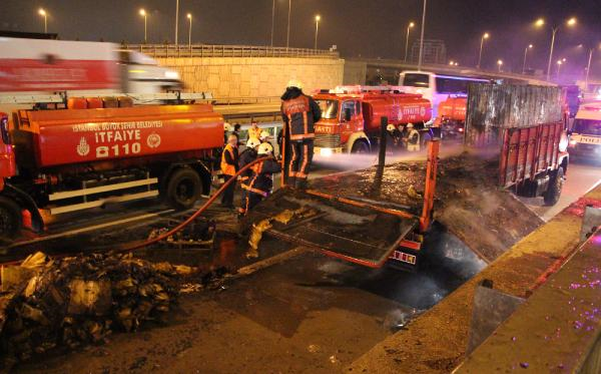 Kamyon Yangını Trafiği Felç Etti