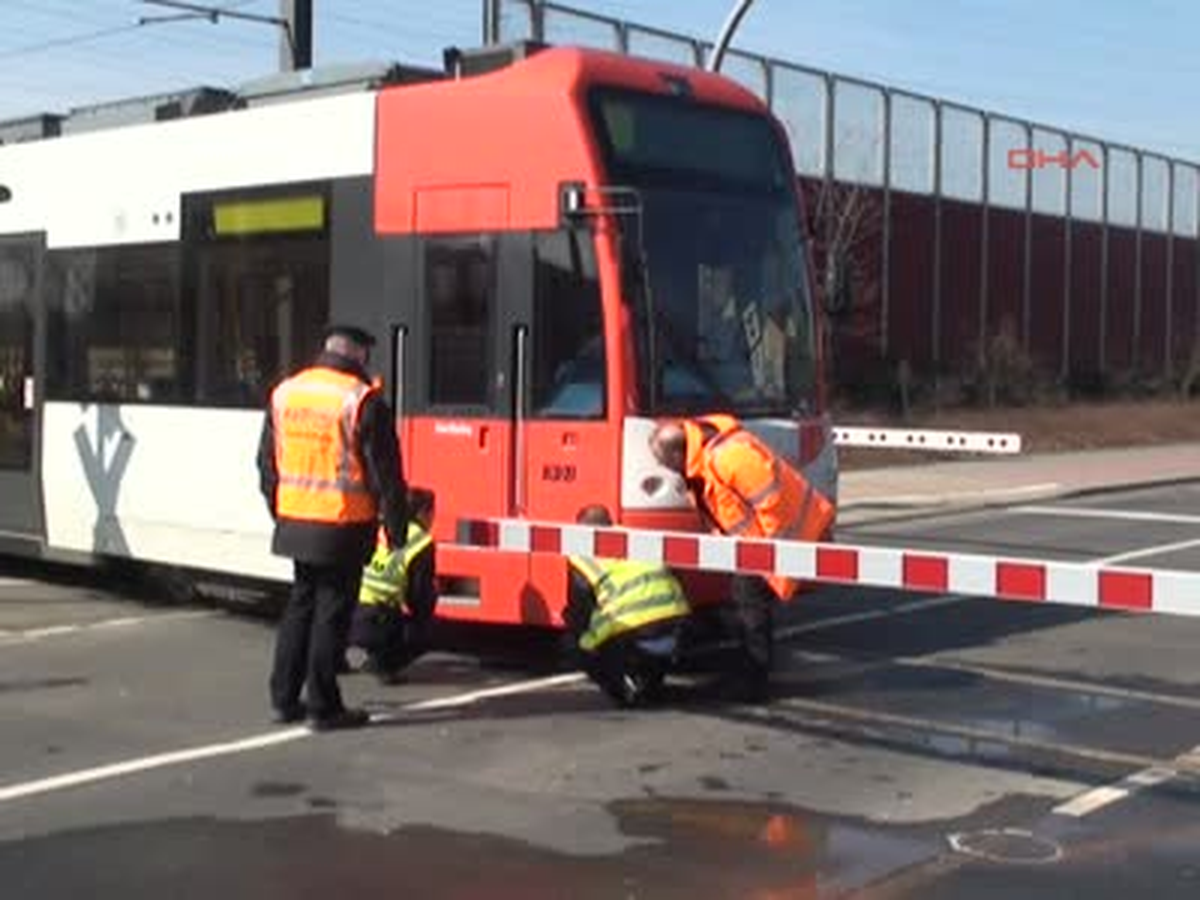 Tramvayın Altında Kaldı