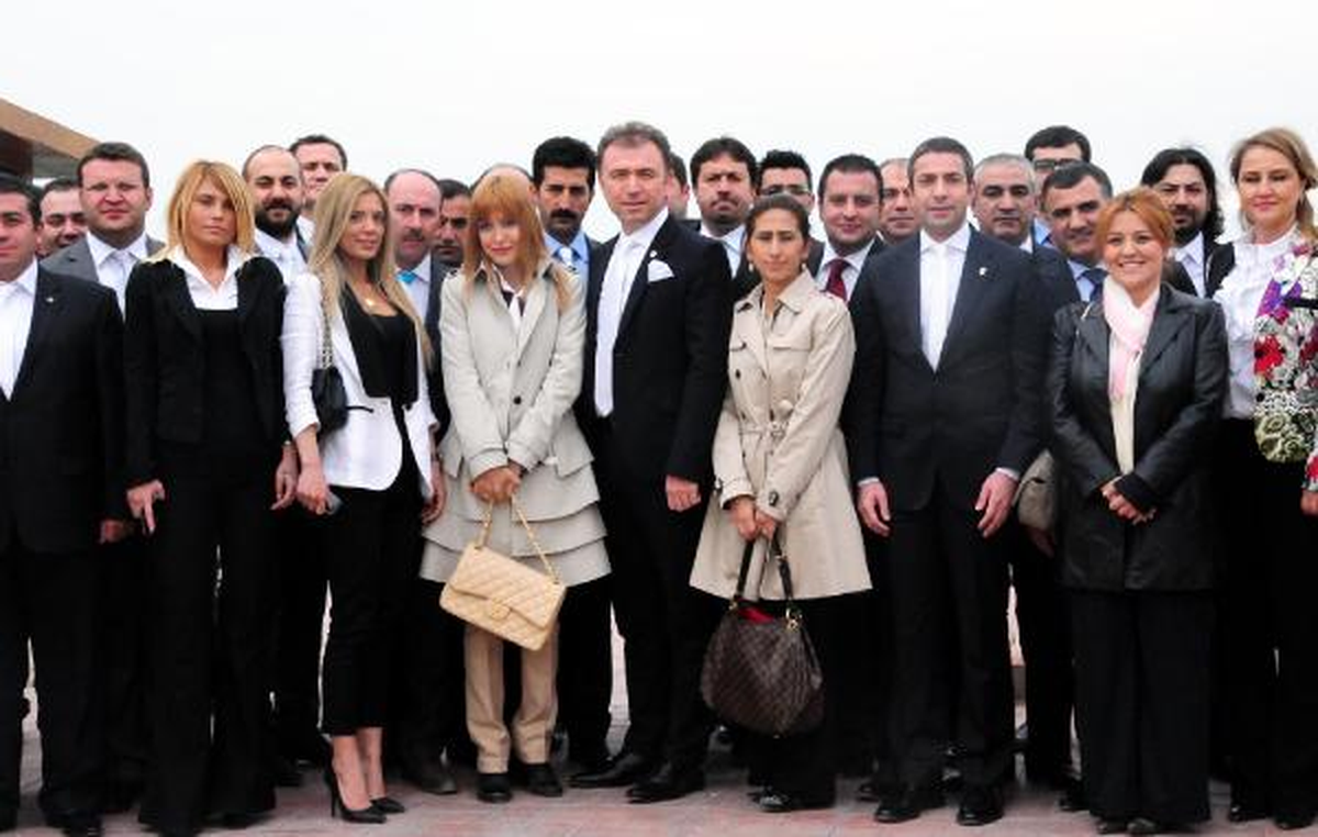 Tügik Beyaz Kravatları ve Mendilleri ile Çözüme Destek Olmaya Geldi