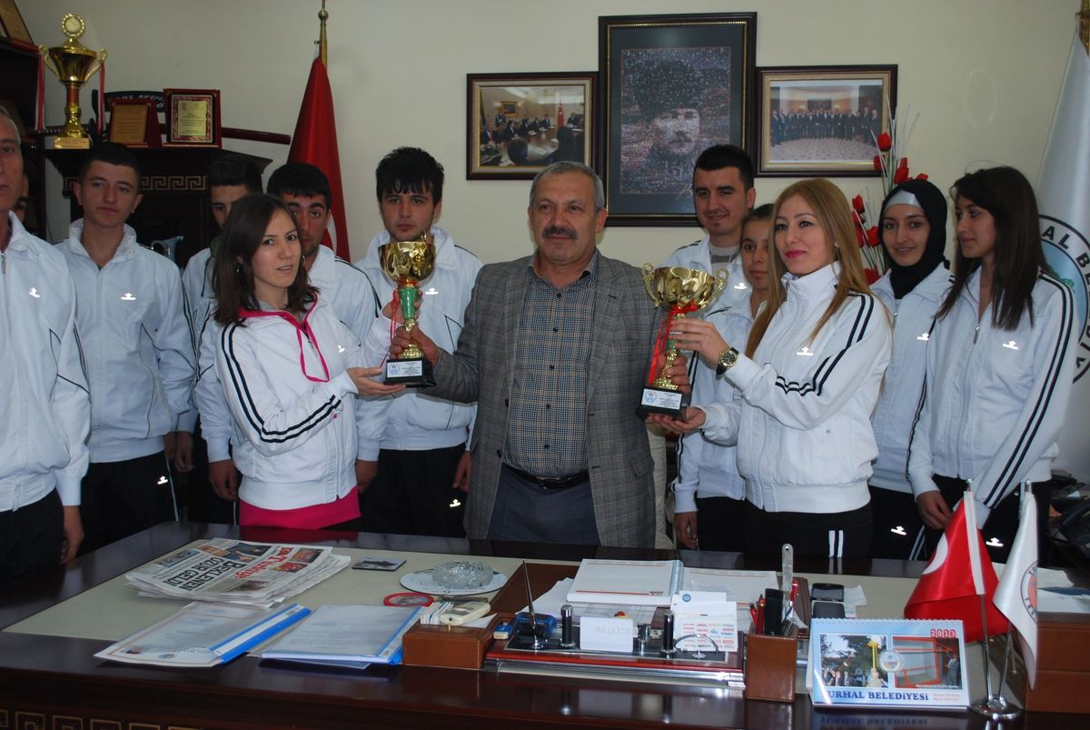 Turhal Belediyesi'nde Çifte Kupa Sevinci