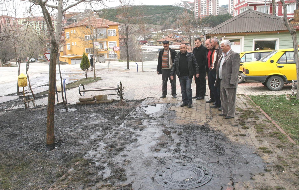 Yozgat\'ta Kanalizasyondan Akan Fuel-Oıl Tepki Çekti