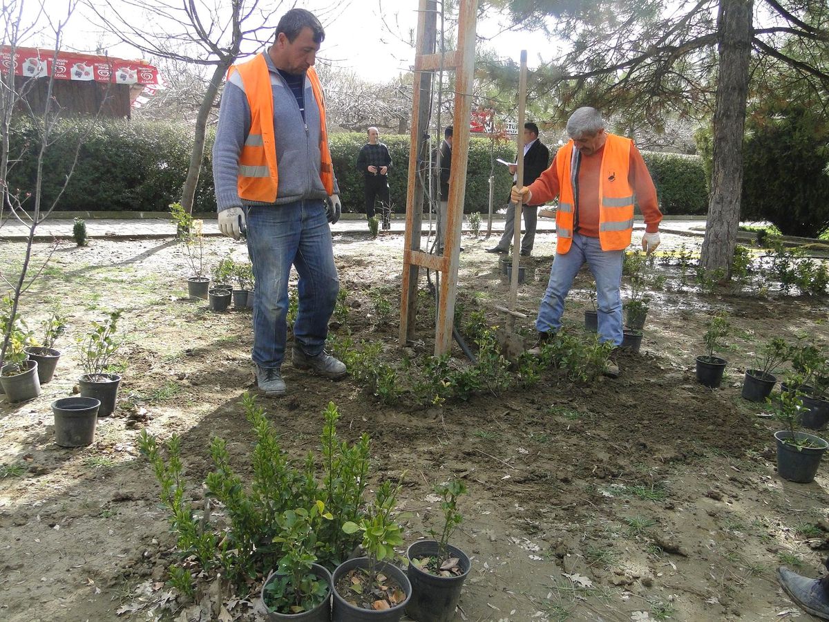 A. İhsan Emralioğlu Parkına Makyaj