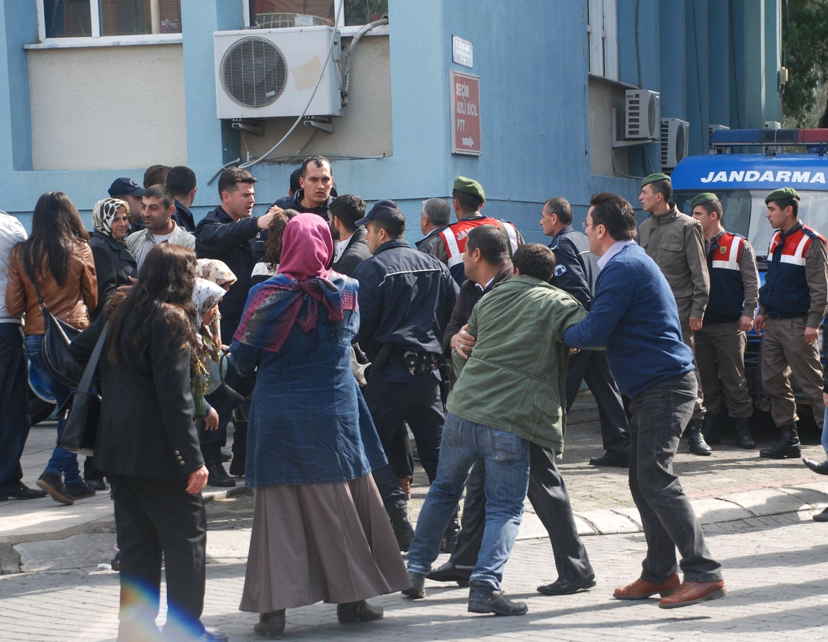 Adalet Aramaya Geldikleri Adliye Önünde Birbirine Girdiler