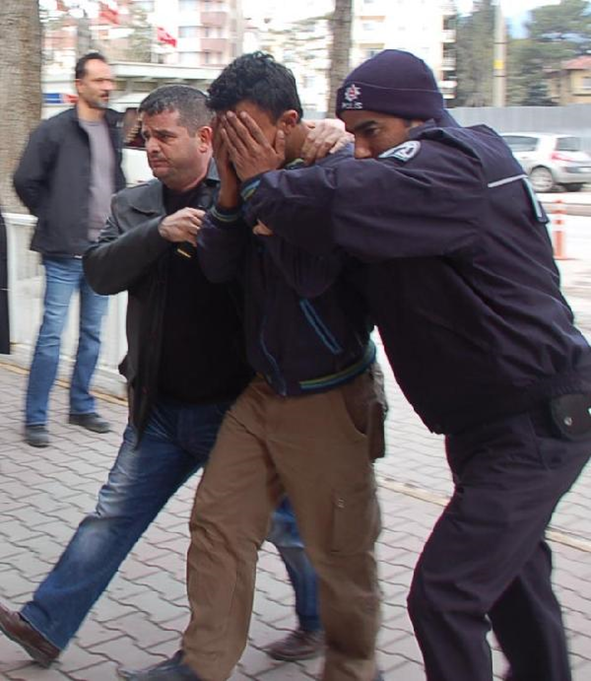 AKÜ Hırsızları Yakalandı
