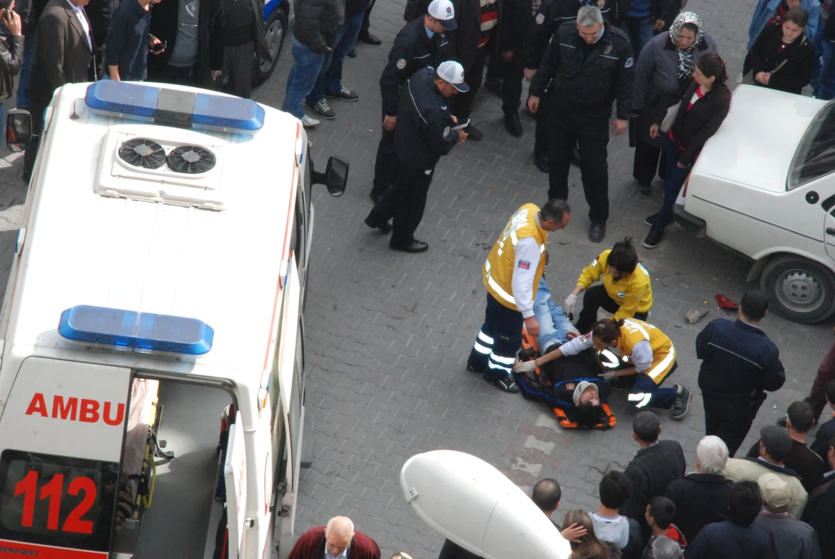 Araca Çarpan Motosiklet Sürücüsü Yaralandı