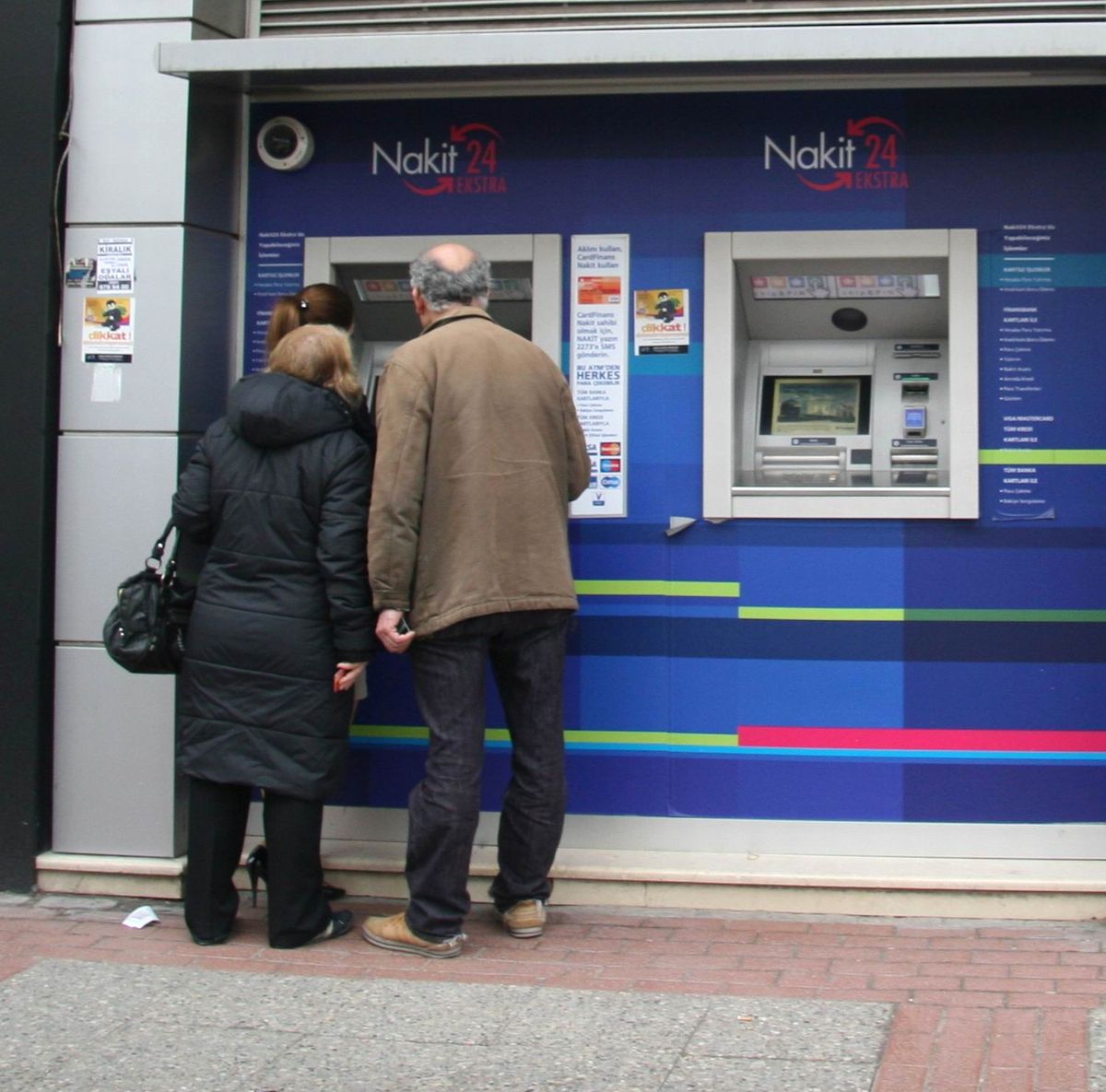 Atm\'lere Yapıştırılan Afişlere Rağmen Dolandırıldı