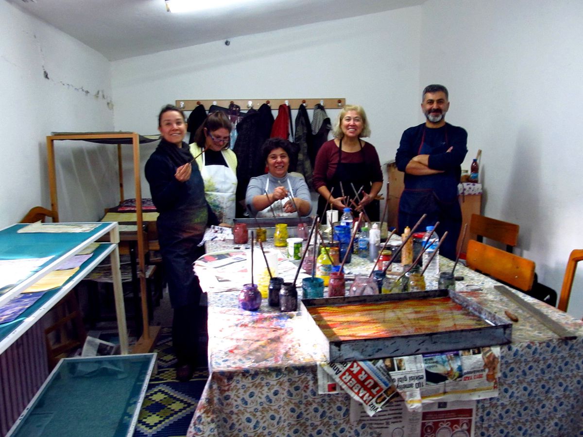 Ayvalık\'ta Ebrunun Solmayan Gülleri Sergilenecek