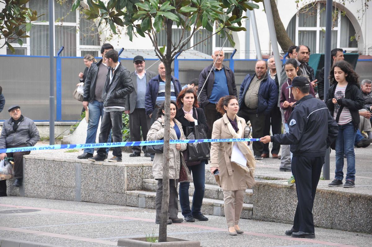 Balıkesir\'de Şüpheli Bavul Fünye ile Patlatıldı