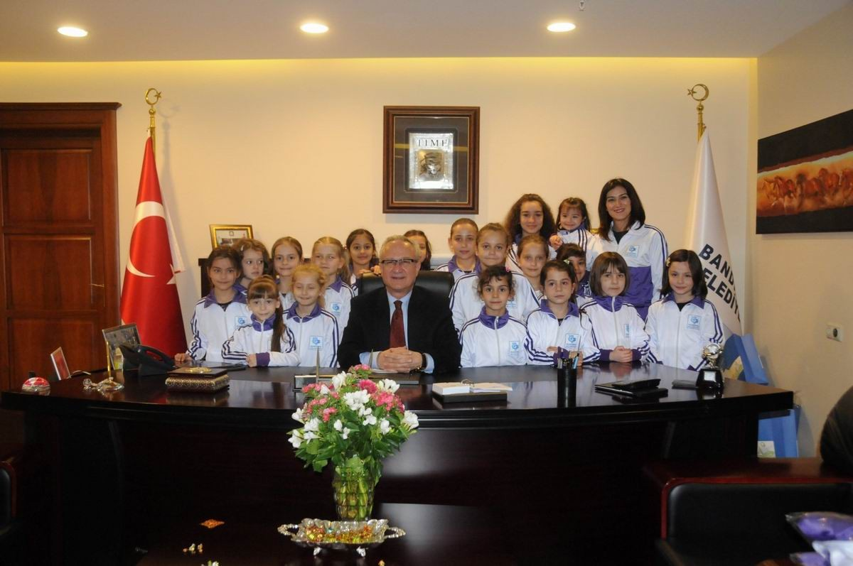 Başkan Pekel\'den Minik Sporculara Malzeme Desteği