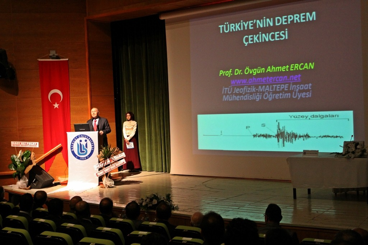 Bayburt Üniversitesinde Düzenlenen Konferansta Konuşan Prof. Dr. Ahmet Ercan Açıklaması