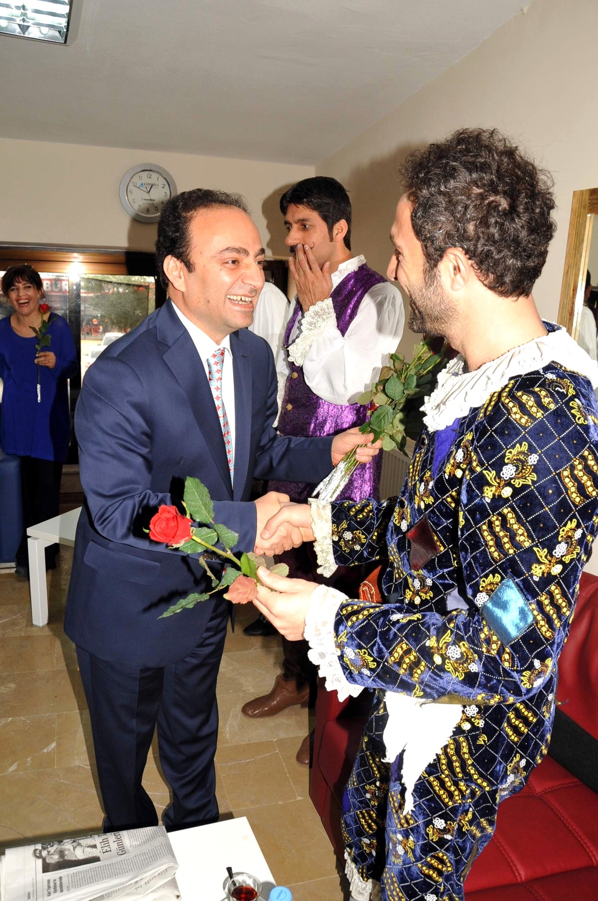 Baydemir\'den Tiyatro Oyuncularına Teşekkür Çiceği
