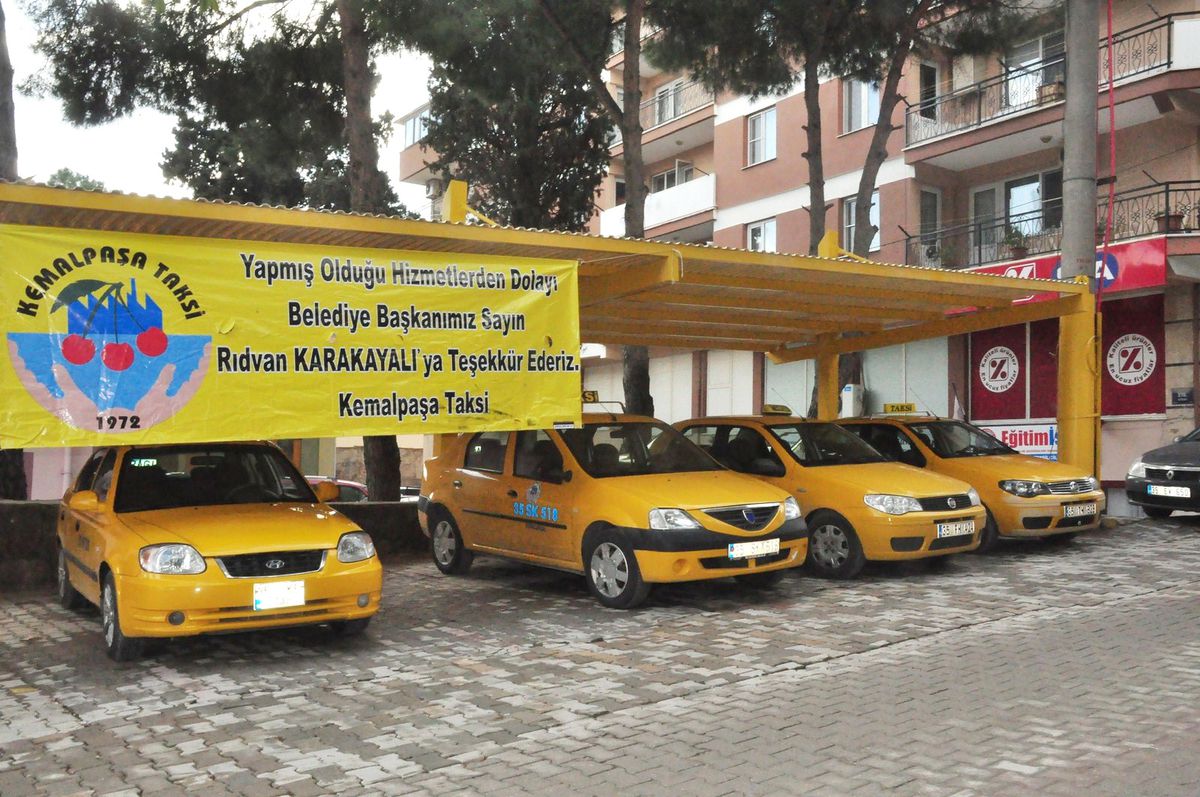 Belediye Kemalpaşa'da Taksi Otoparkı Yaptı