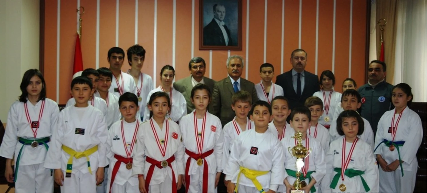 Beydağlı Taekwondocular İzmir\'de Madalya Bırakmadı