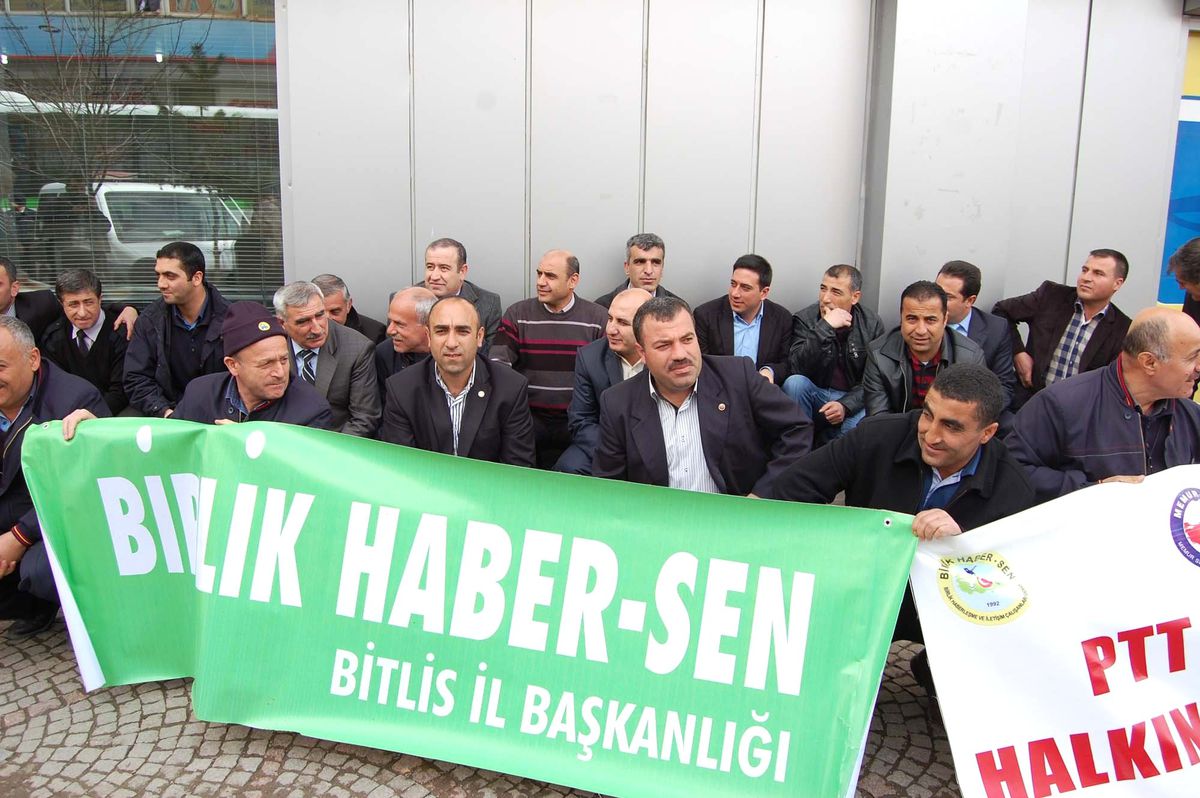 Bitlis\'te PTT Çalışanlarından İş Bırakma Eylemi