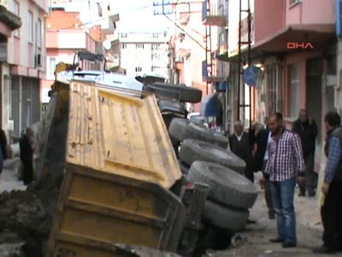 Bursa Yol Çöktü Kamyon Yan Yattı Yol Çöktü Kamyon Yan Yattı
