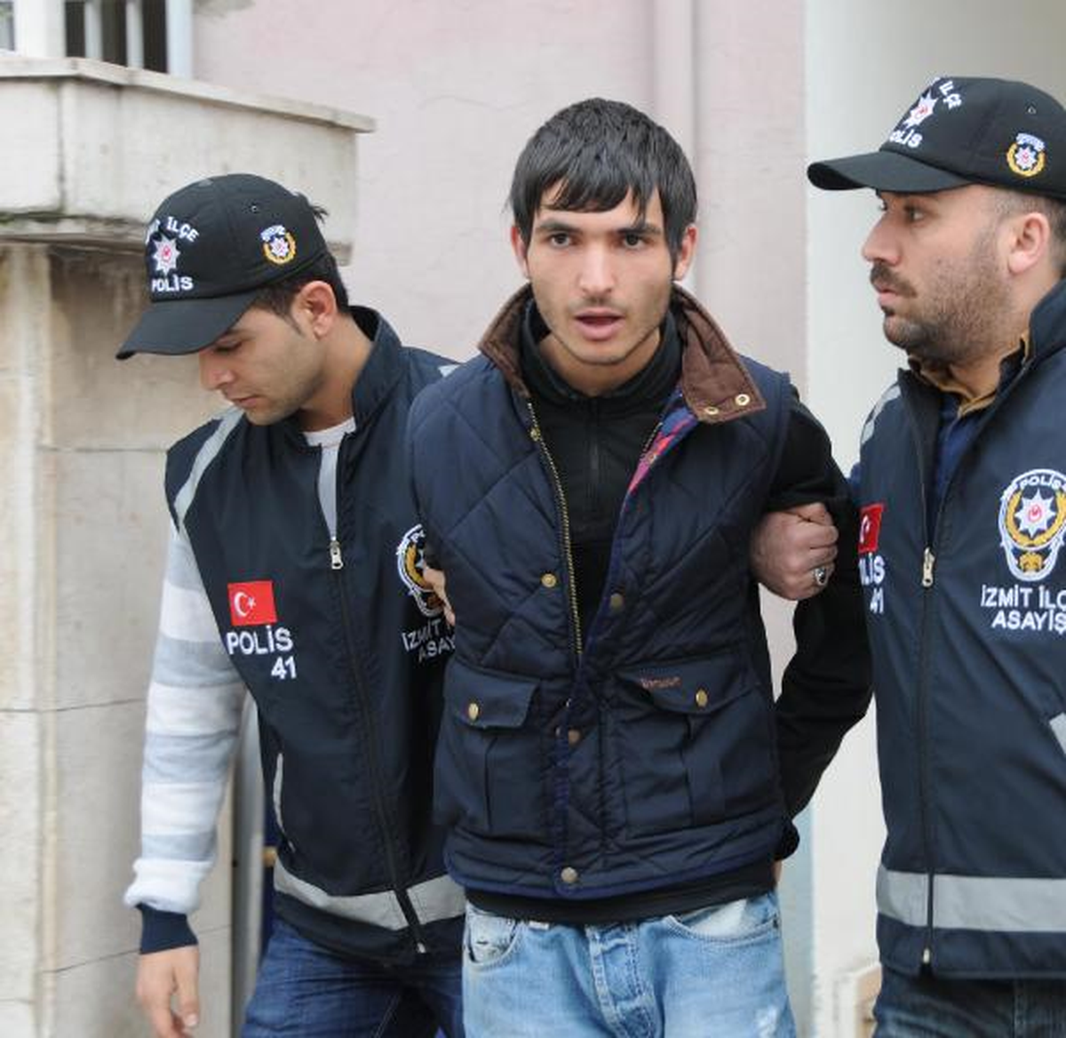Camını Kırdıkları Mağazadan 24 Çift Ayakkabı Çaldılar