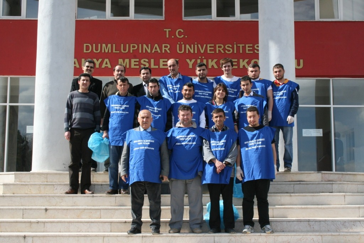 Çevre Bilincine Dikkat Çekmek İçin Temizlik Yaptılar