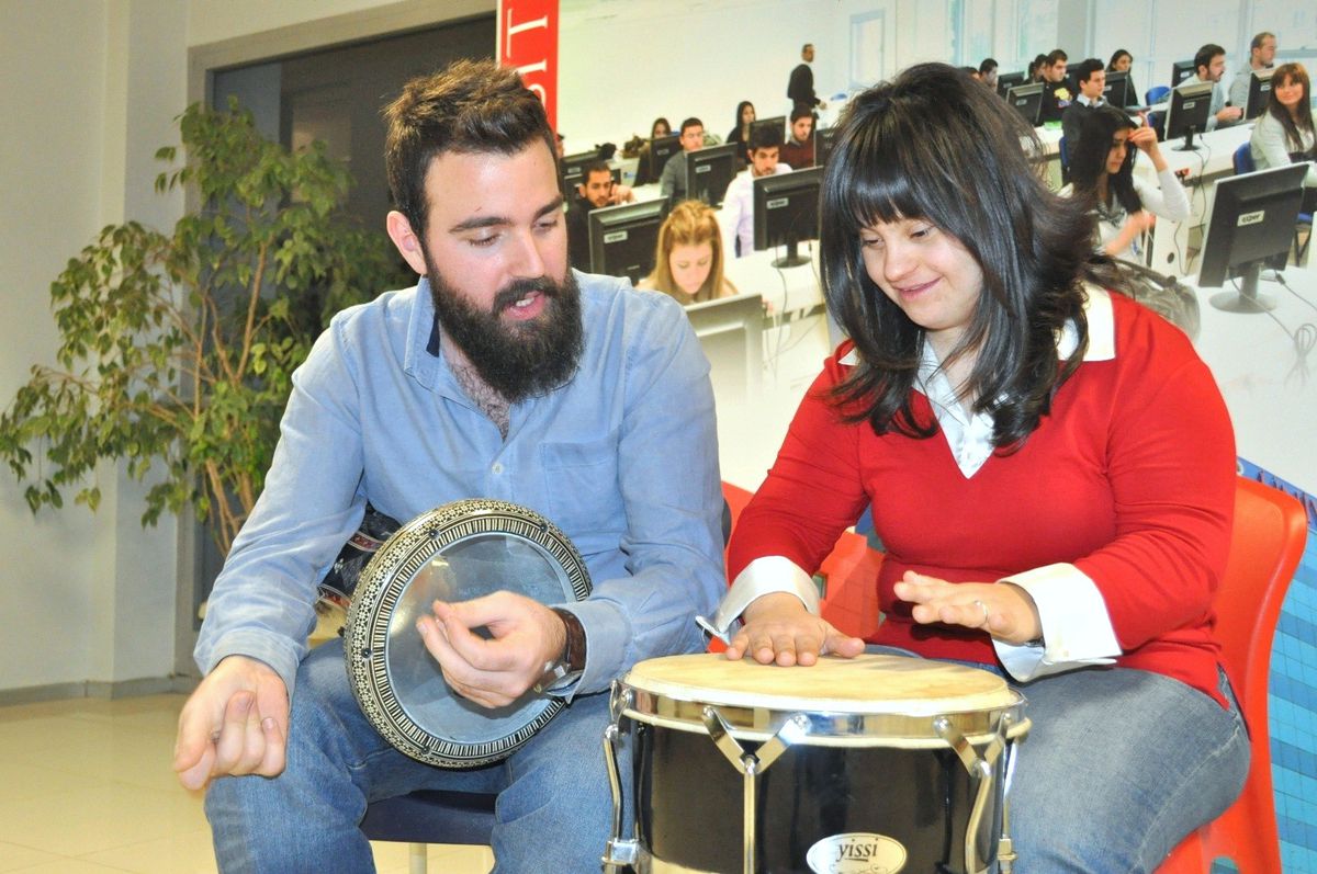 Down Sendromlu Gençler, Enstrüman Çalma Eğitimi Alıyorlar