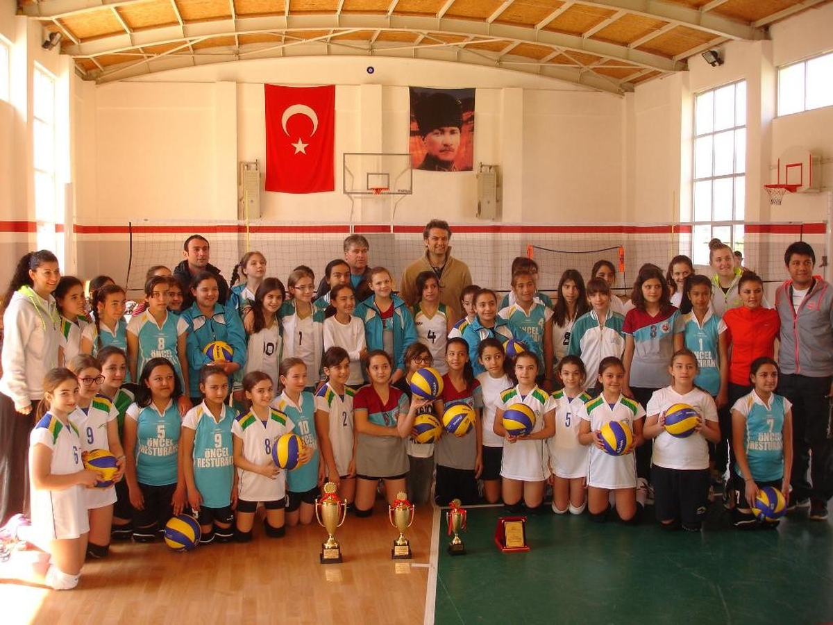 Dünya Koleji\'nde Voleybolla Dolu İki Gün