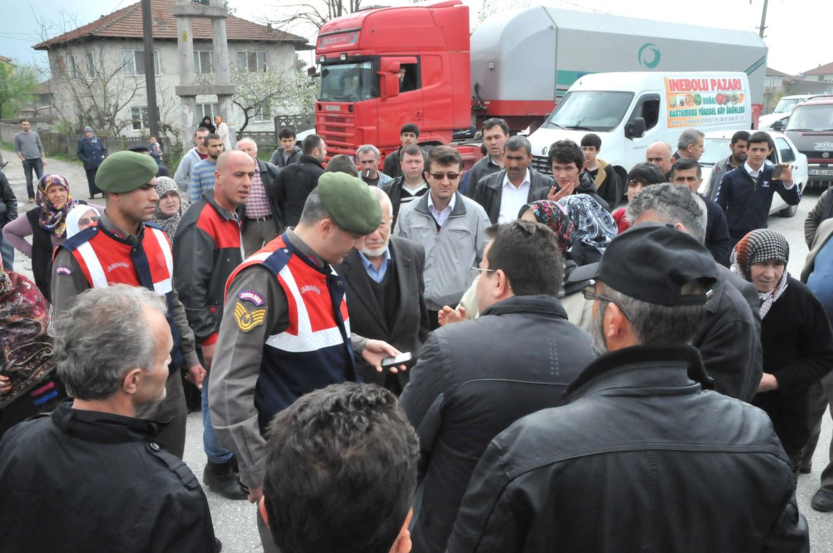 Düzce\'de Köylüler D-100 Karayolunu Trafiğe Kapattı