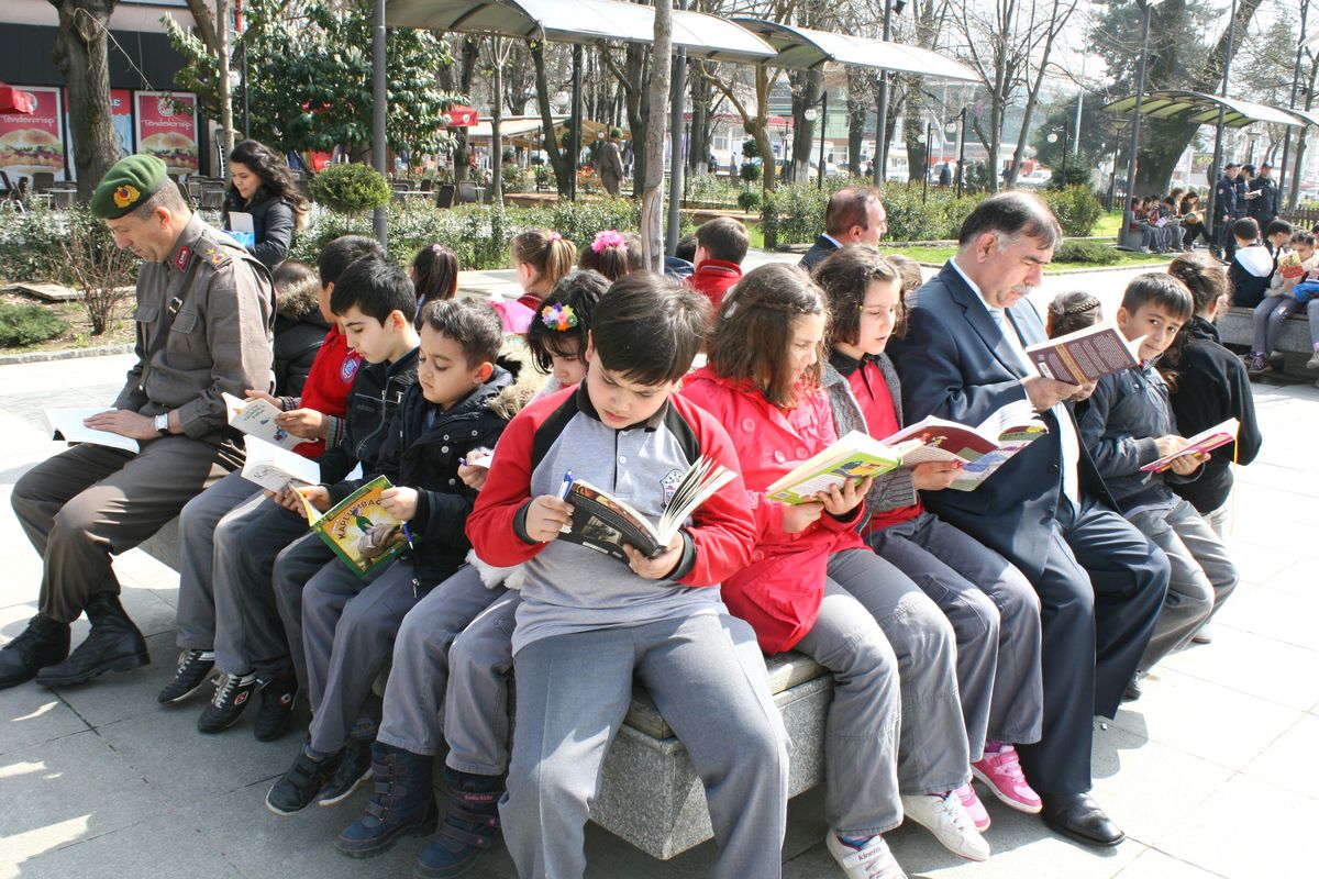 Düzce Valisi Adnan Yılmaz Anıtparkta Kitap Okudu