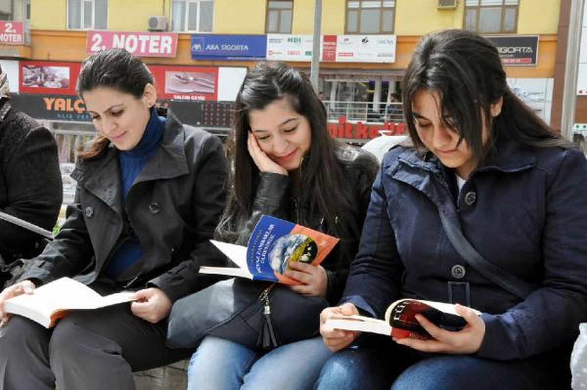 Elazığ Meydanında Kitapları Sessiz Okudular