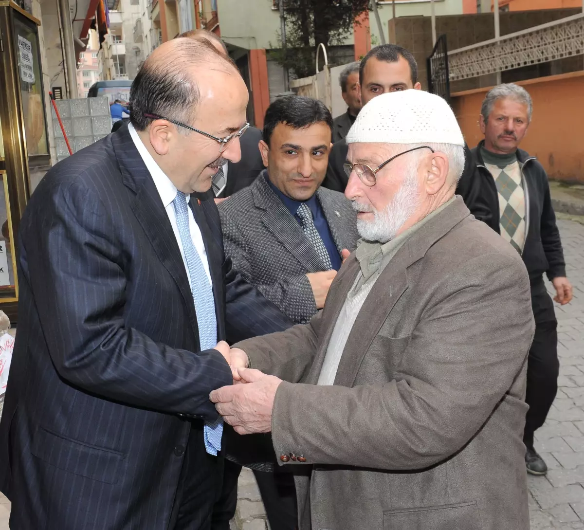 Fatih Mahallesi Esnafından Gümrükçüoğlu\'na Teşekkür