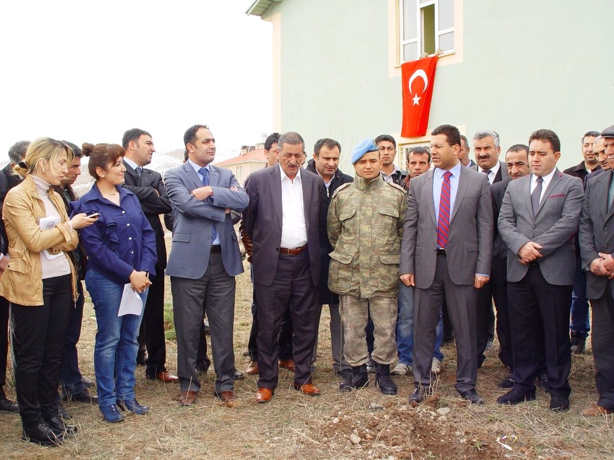 Gürpınar\'da Ağaçlandırma Çalışmaları