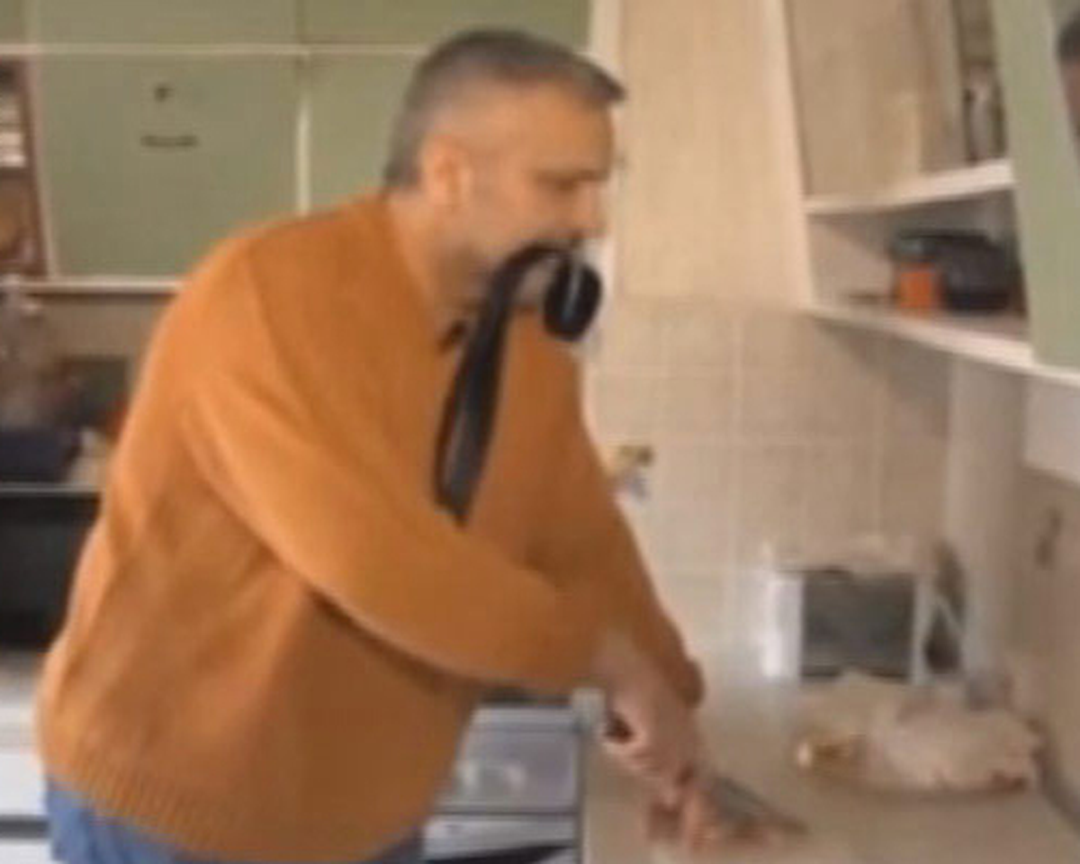 Her Gün Bir Parmağını Kesecek