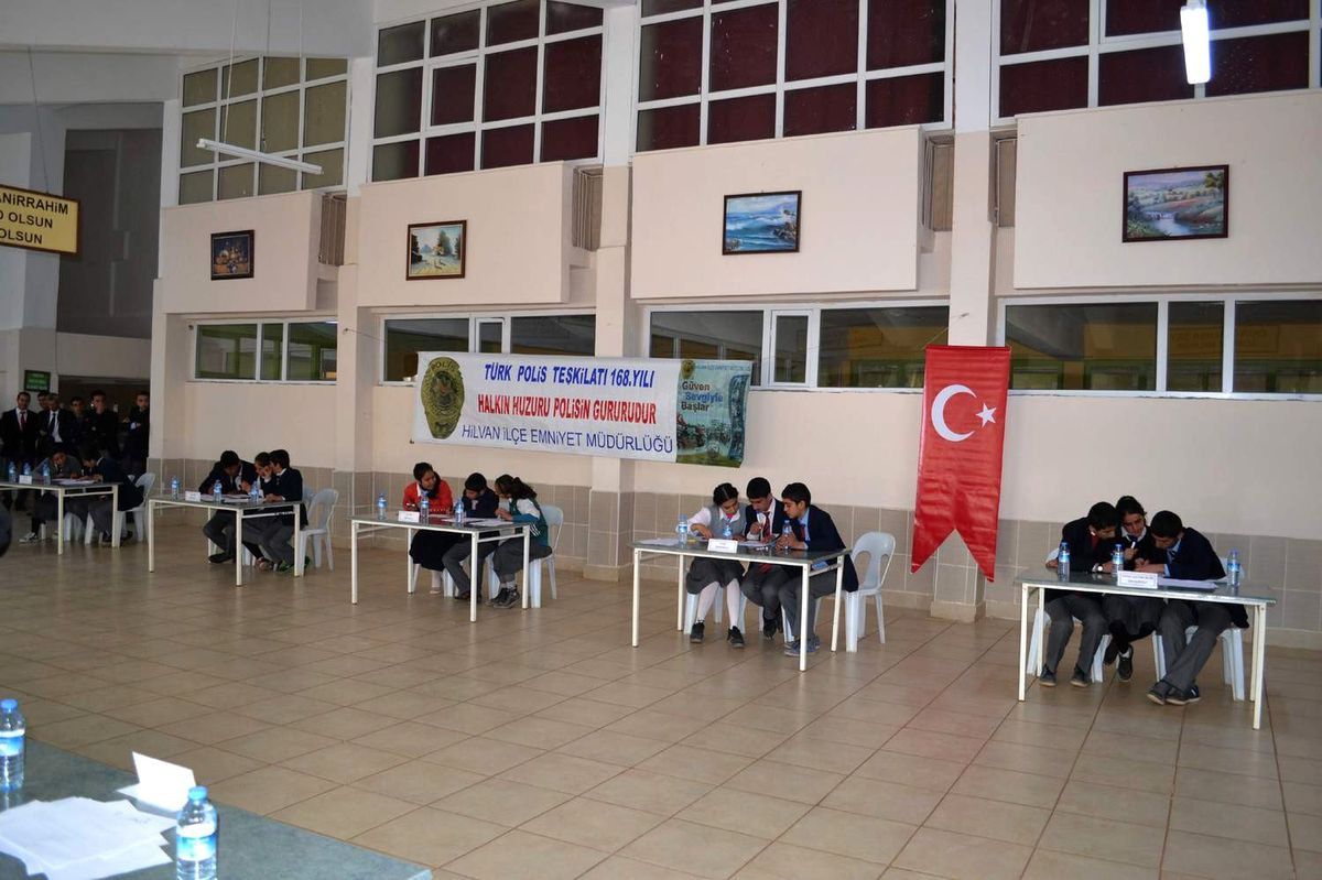 Hilvan Polisi ile Öğrencileri Bir Arada