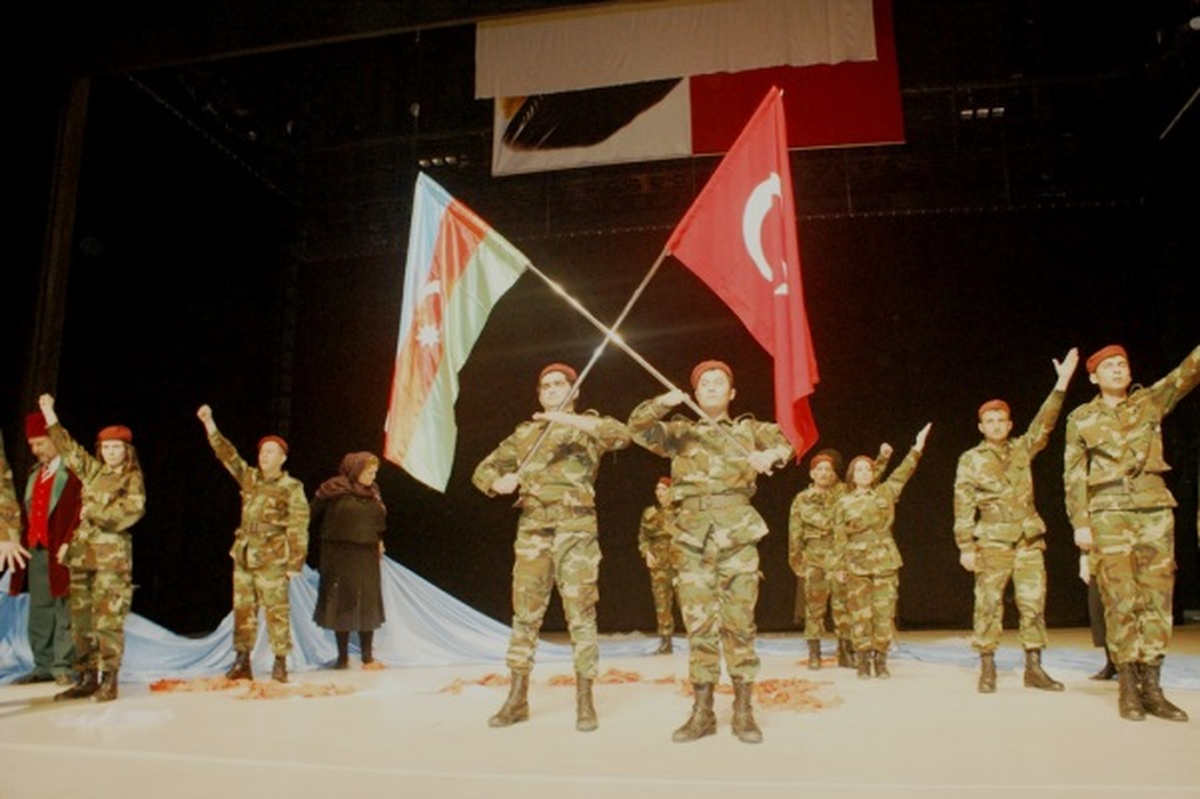 İrevan Devlet Tiyatrosu Iğdır\'lıları Ağlattı